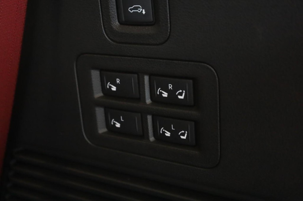 Nissan Armada Vehicle Full-screen Gallery Image 26