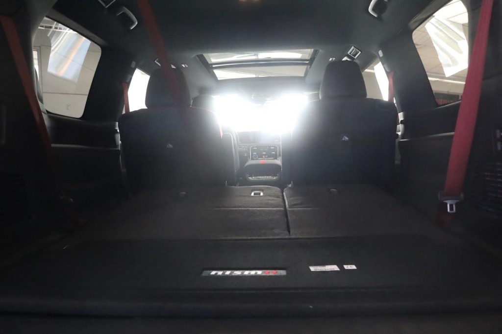 Nissan Armada Vehicle Full-screen Gallery Image 27