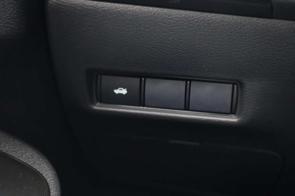 Nissan Sentra Vehicle Image 12