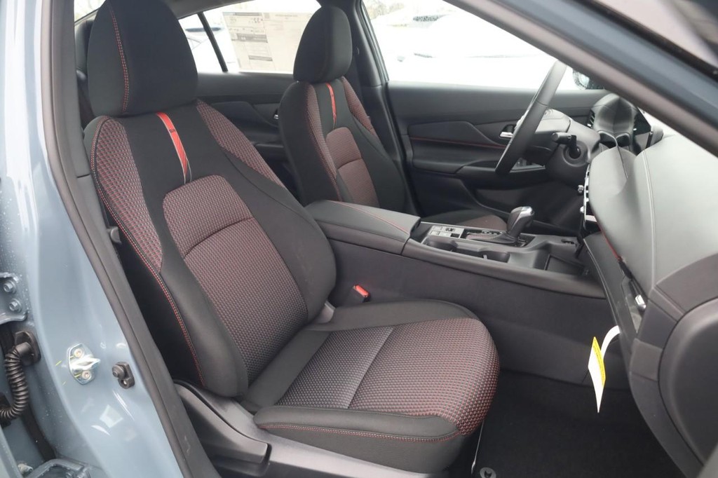 Nissan Sentra Vehicle Image 21