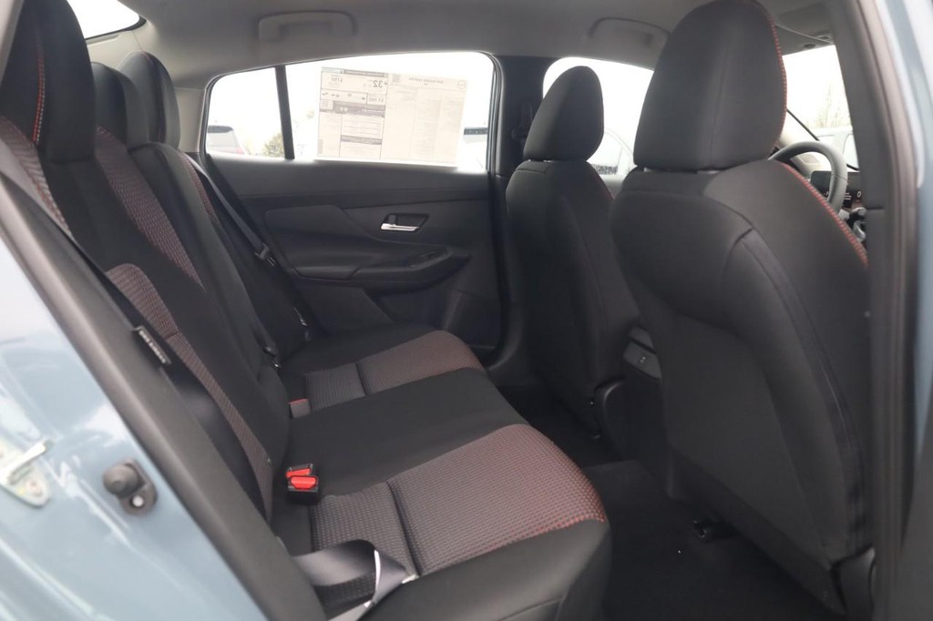 Nissan Sentra Vehicle Image 22