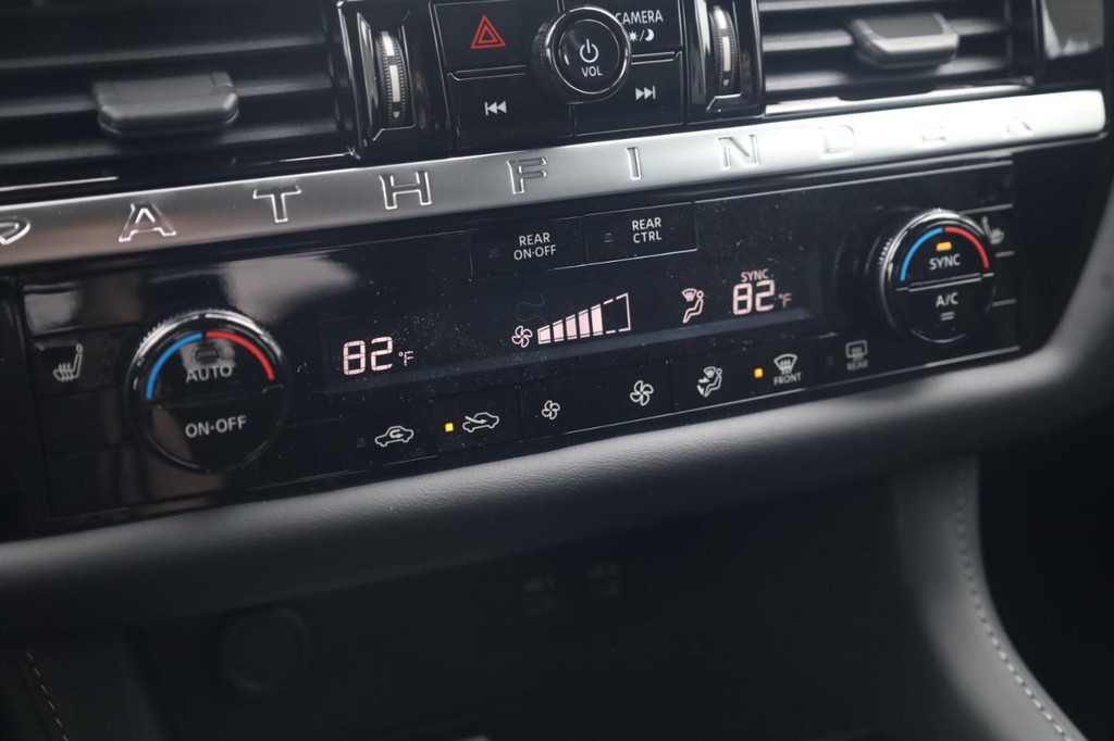 Nissan Pathfinder Vehicle Image 16