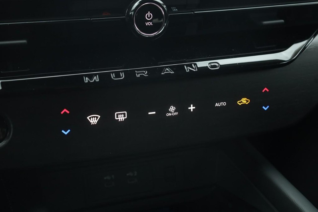 Nissan Murano Vehicle Image 16