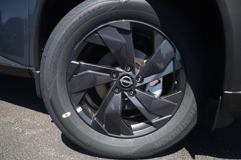 Nissan Rogue Vehicle Image 03