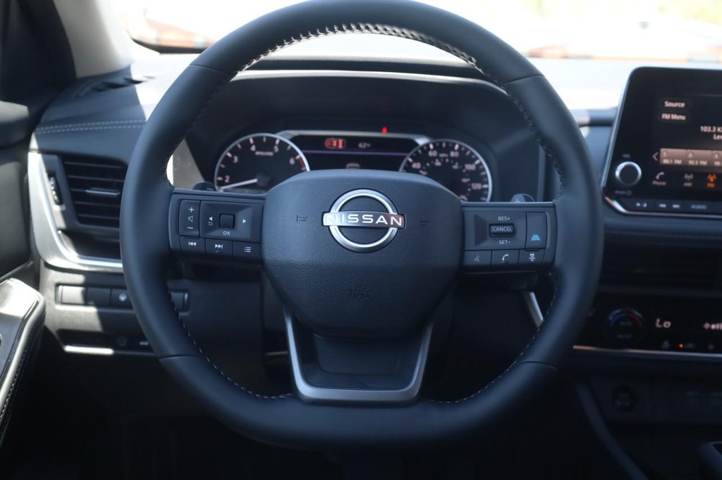 Nissan Rogue Vehicle Image 08