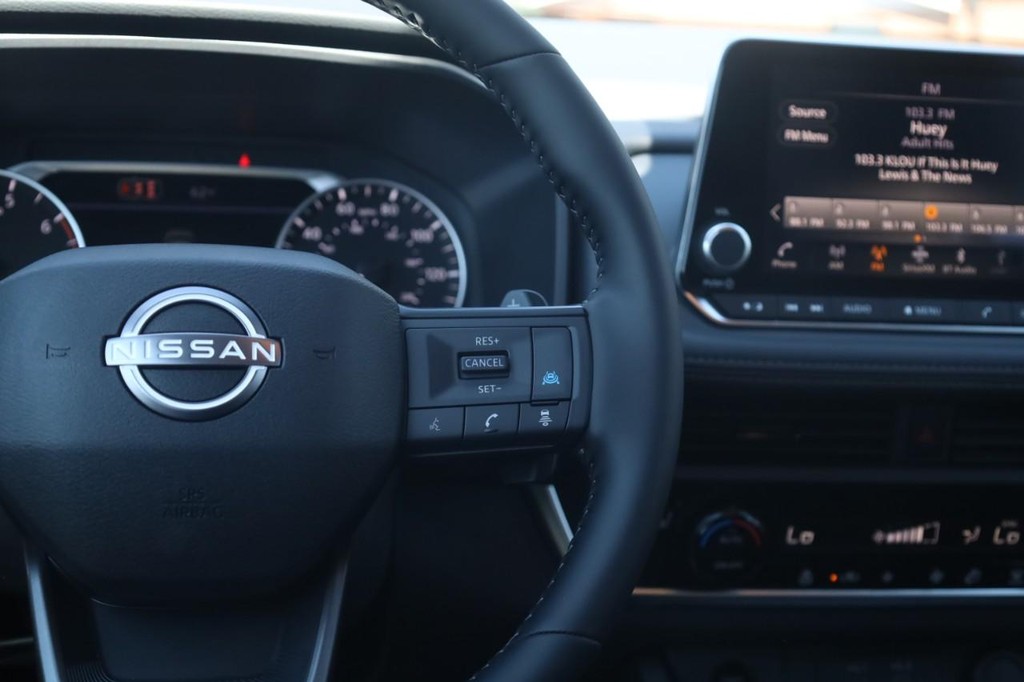 Nissan Rogue Vehicle Image 09