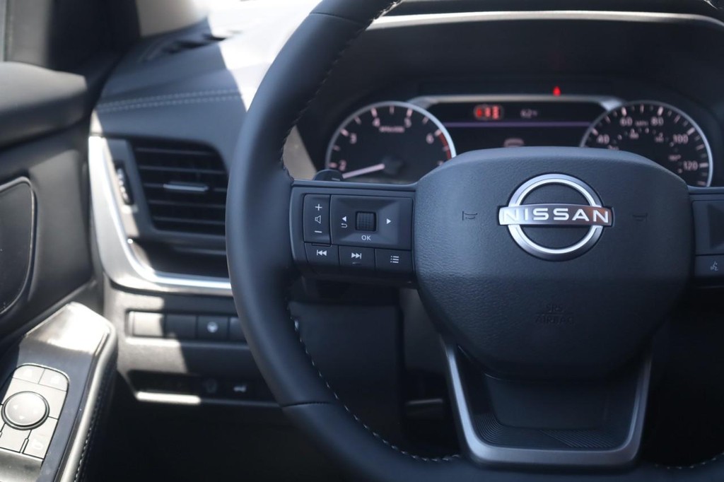 Nissan Rogue Vehicle Image 10