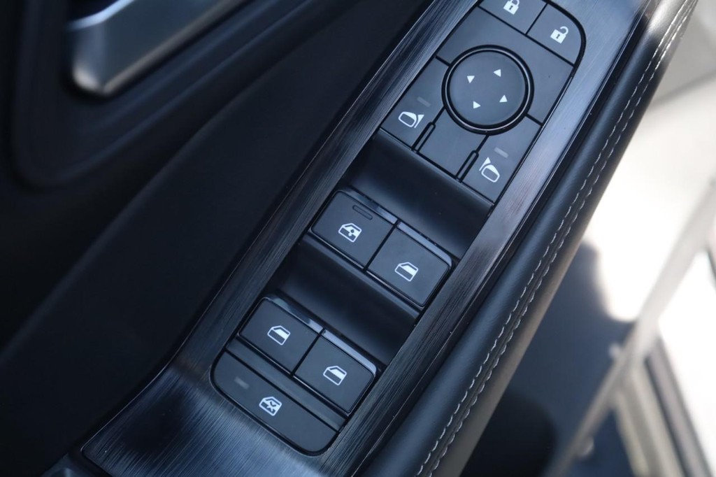 Nissan Rogue Vehicle Image 11