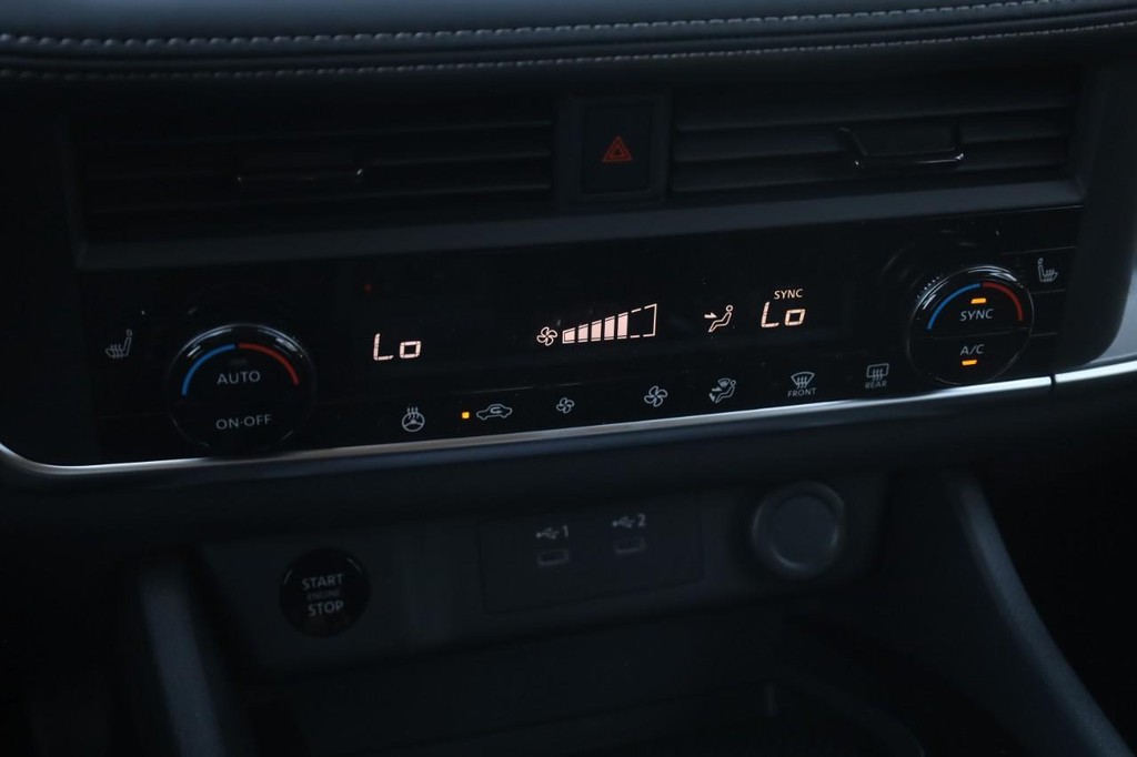 Nissan Rogue Vehicle Image 16