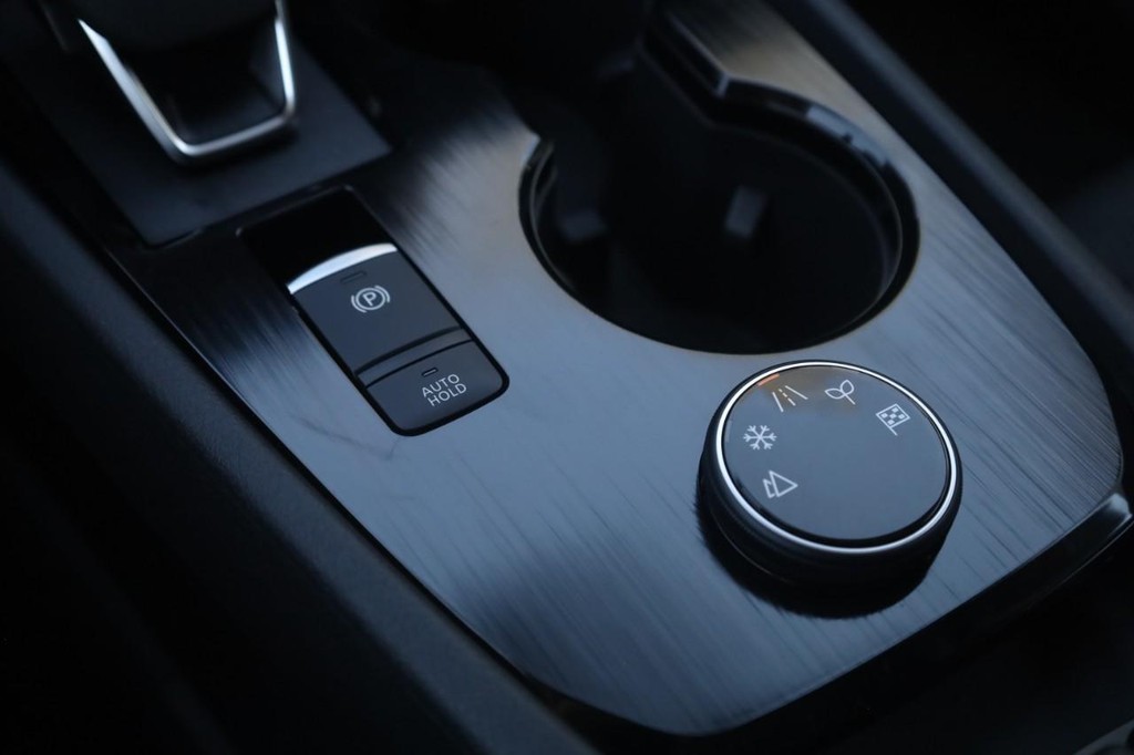 Nissan Rogue Vehicle Image 18