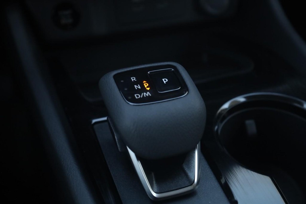 Nissan Rogue Vehicle Image 19