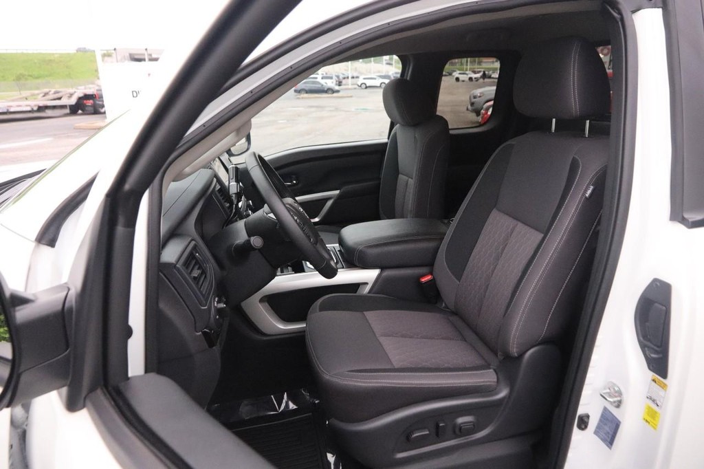Nissan Titan Vehicle Image 08