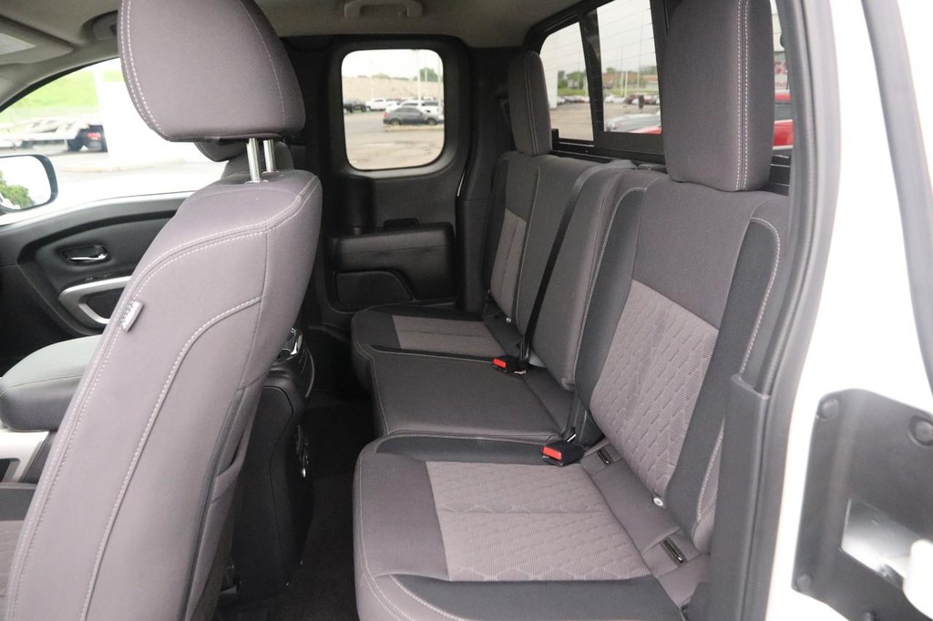 Nissan Titan Vehicle Image 09