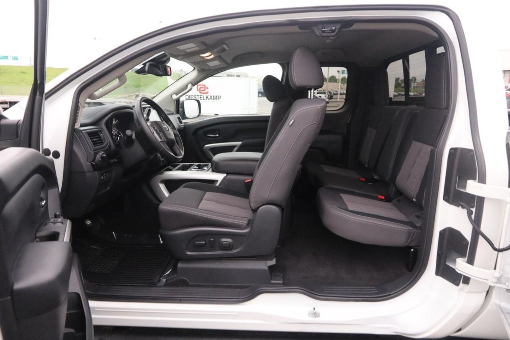 Nissan Titan Vehicle Image 10