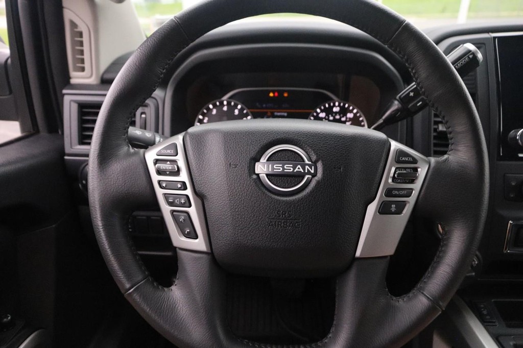 Nissan Titan Vehicle Image 11
