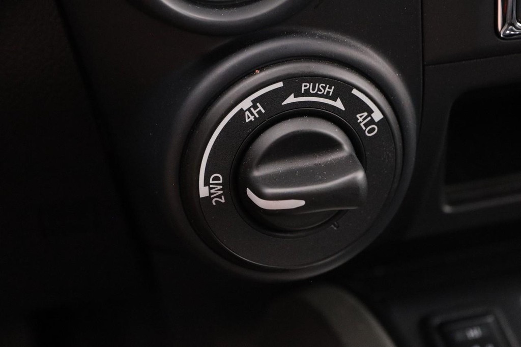 Nissan Titan Vehicle Image 16