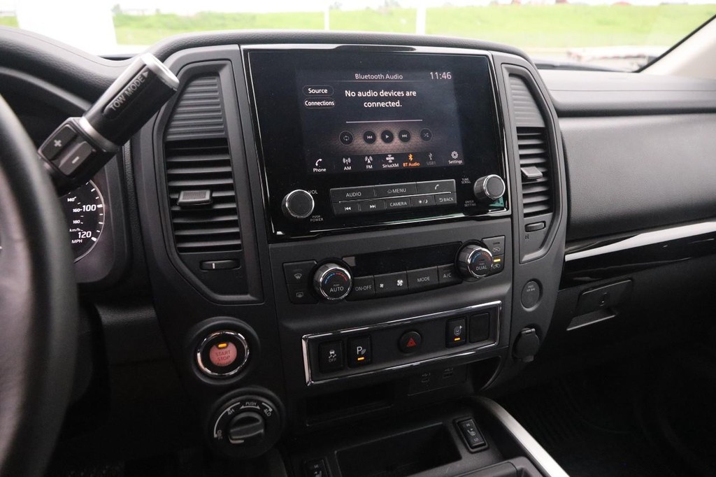 Nissan Titan Vehicle Image 17