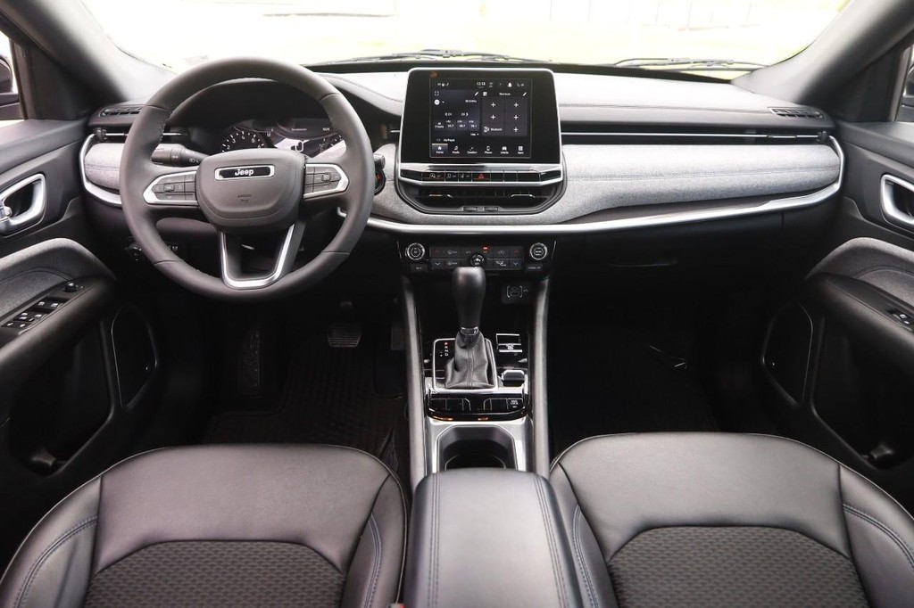 Jeep Compass Vehicle Image 23