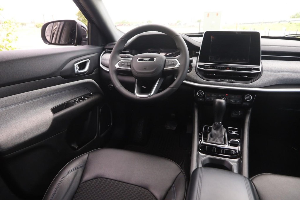 Jeep Compass Vehicle Image 24