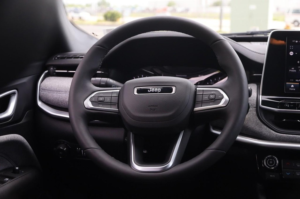 Jeep Compass Vehicle Image 25
