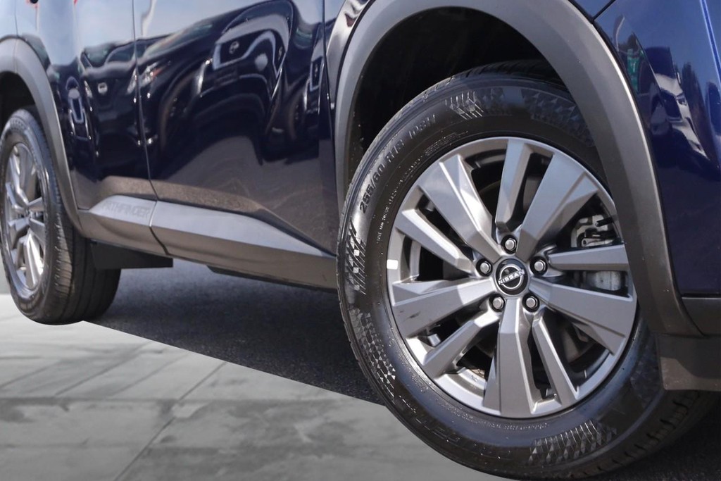 Nissan Pathfinder Vehicle Full-screen Gallery Image 3