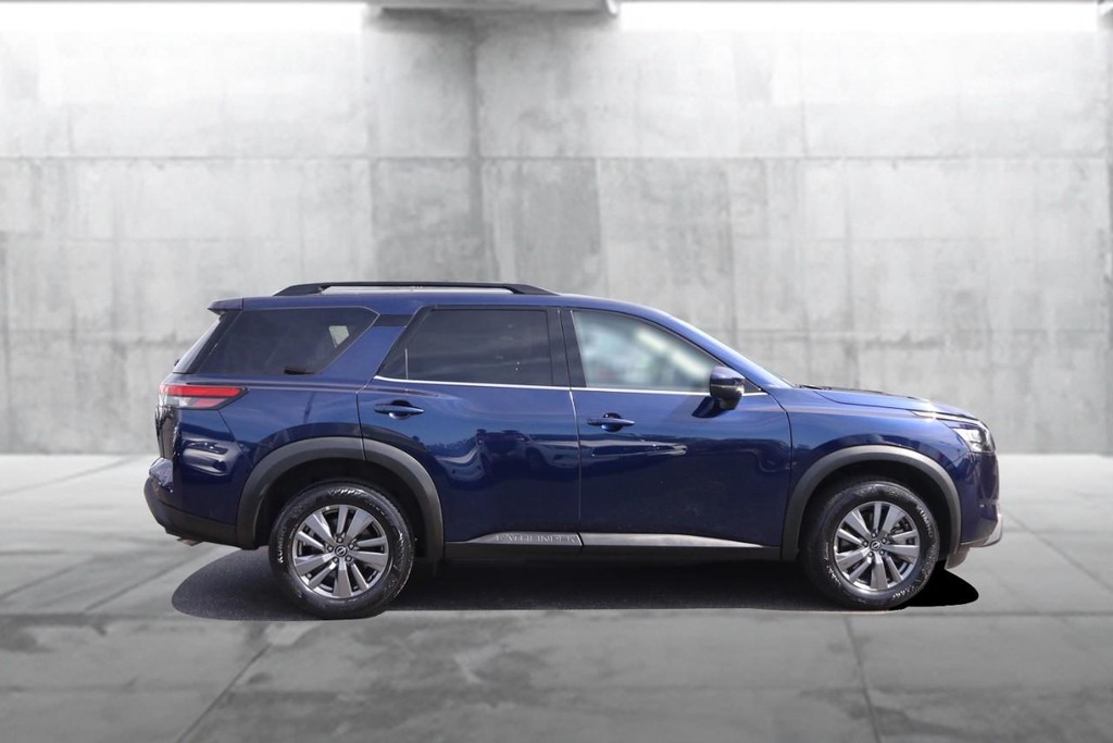 Nissan Pathfinder Vehicle Full-screen Gallery Image 5
