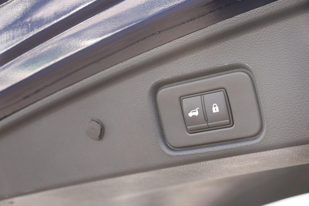 Nissan Pathfinder Vehicle Full-screen Gallery Image 8