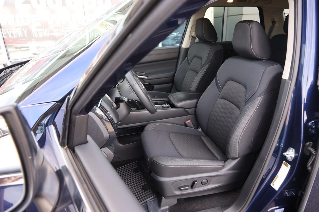 Nissan Pathfinder Vehicle Full-screen Gallery Image 9