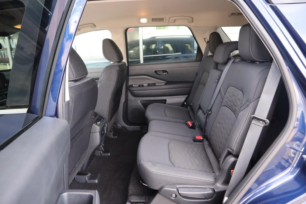 Nissan Pathfinder Vehicle Full-screen Gallery Image 10