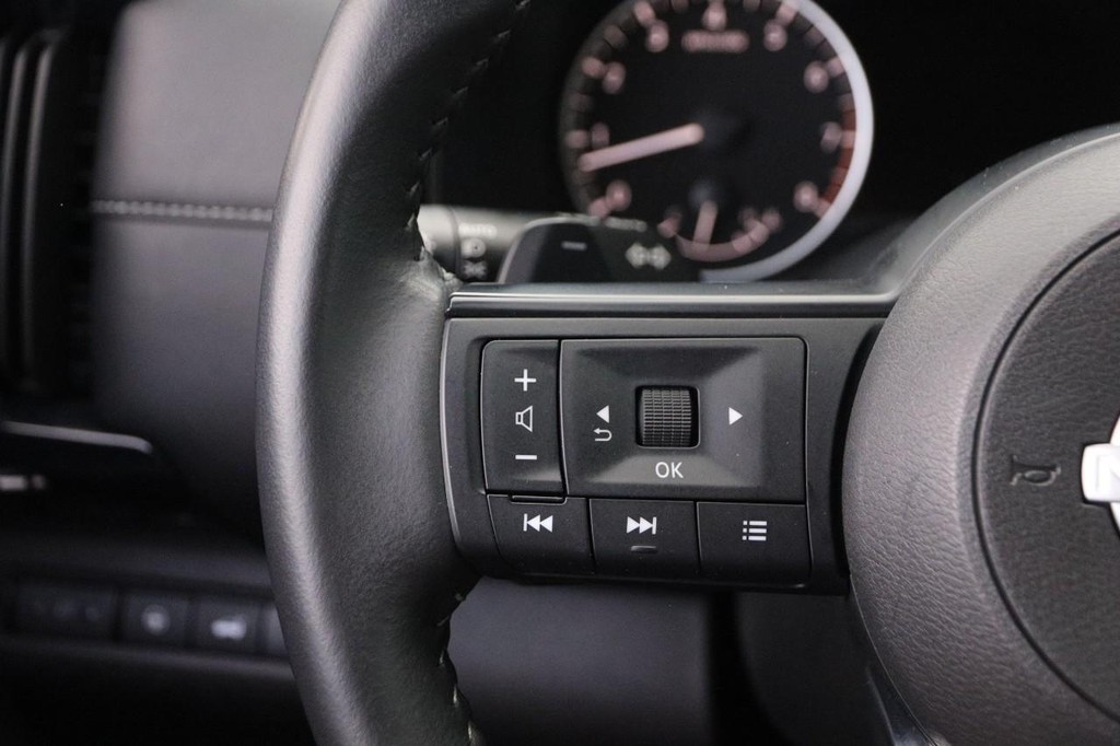 Nissan Pathfinder Vehicle Full-screen Gallery Image 13