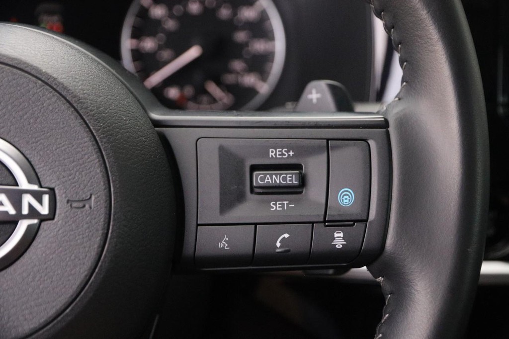 Nissan Pathfinder Vehicle Full-screen Gallery Image 14