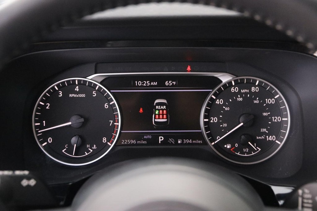 Nissan Pathfinder Vehicle Full-screen Gallery Image 15
