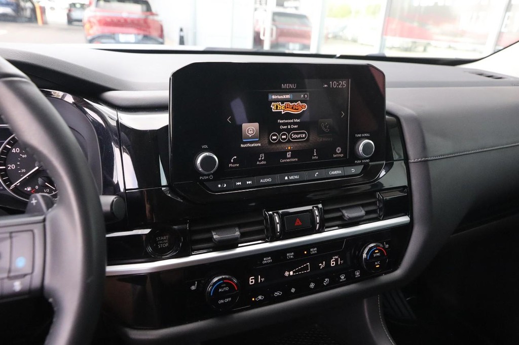 Nissan Pathfinder Vehicle Full-screen Gallery Image 17