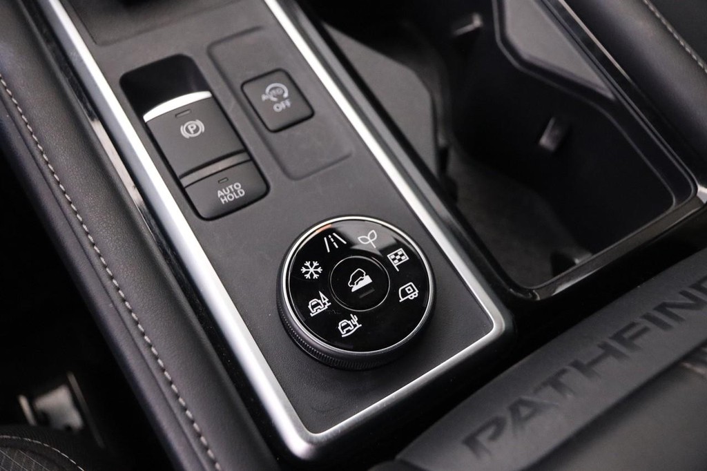 Nissan Pathfinder Vehicle Full-screen Gallery Image 21