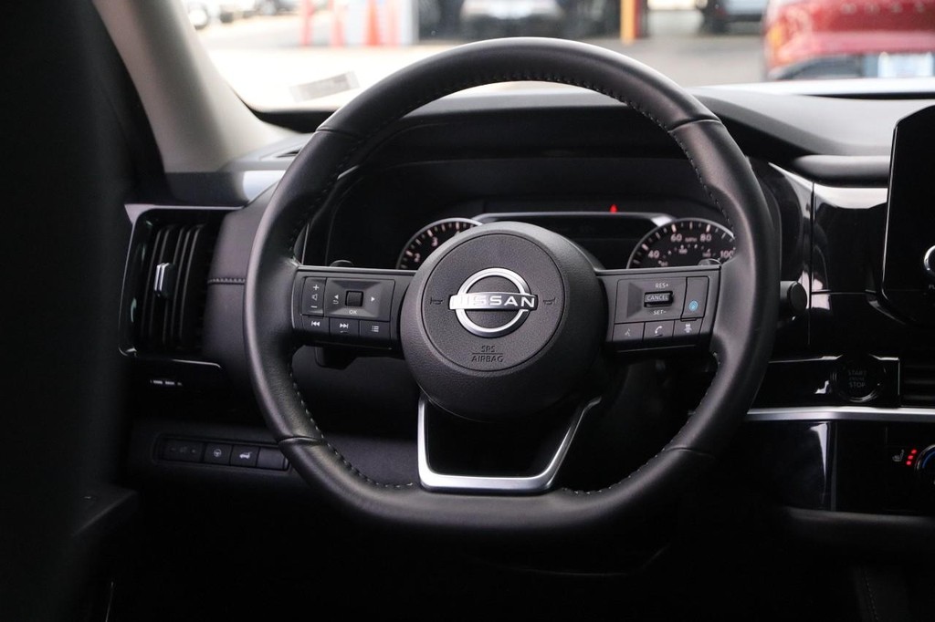 Nissan Pathfinder Vehicle Full-screen Gallery Image 25