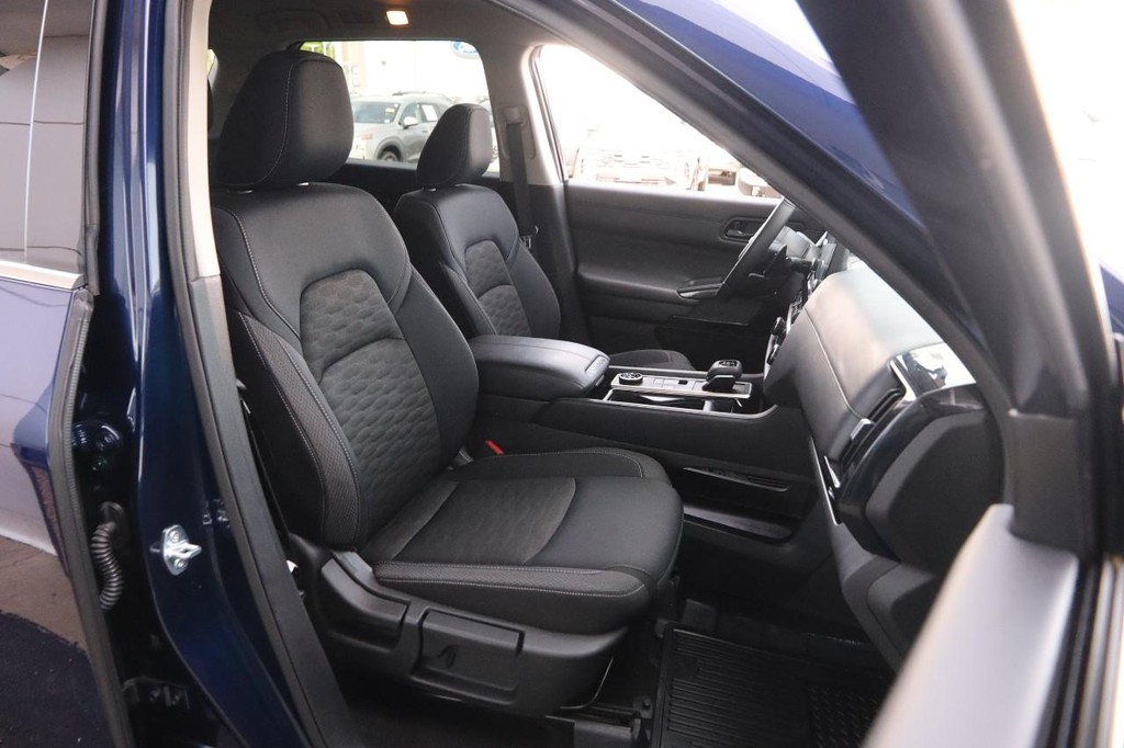 Nissan Pathfinder Vehicle Full-screen Gallery Image 28