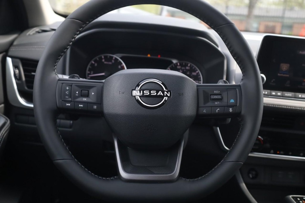 Nissan Rogue Vehicle Image 08