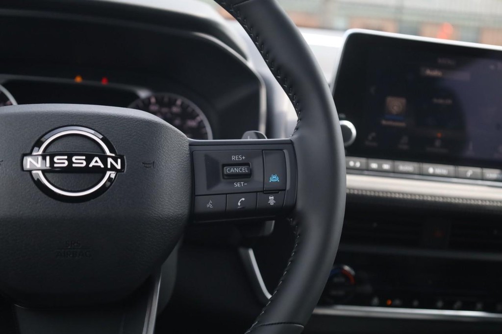 Nissan Rogue Vehicle Image 09