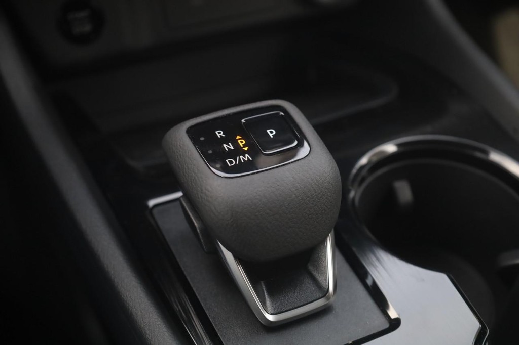 Nissan Rogue Vehicle Image 19