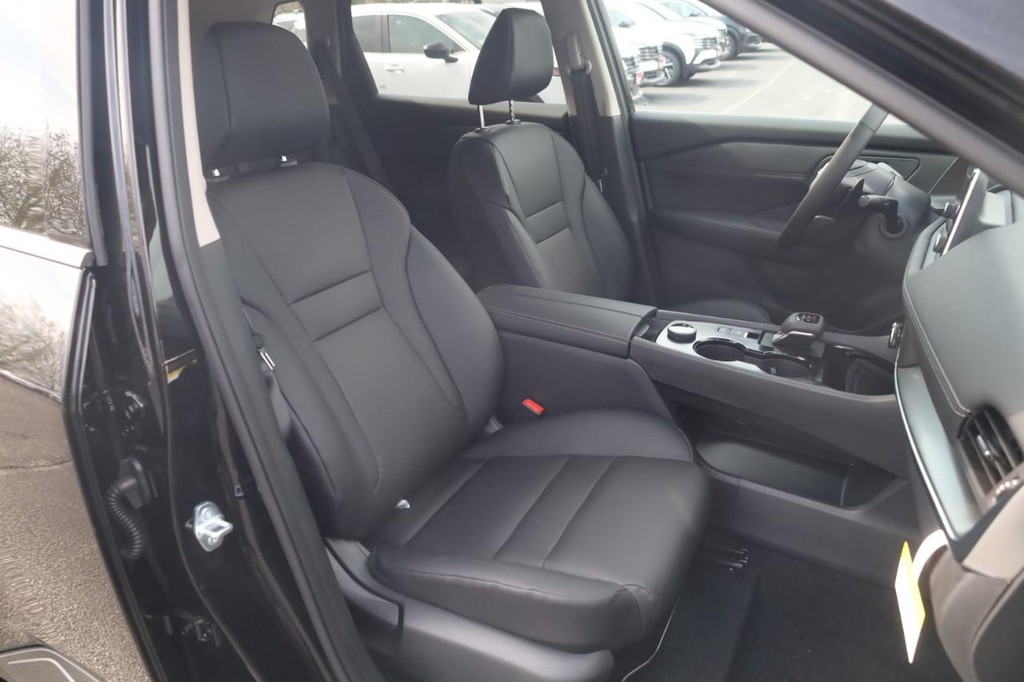 Nissan Rogue Vehicle Image 21