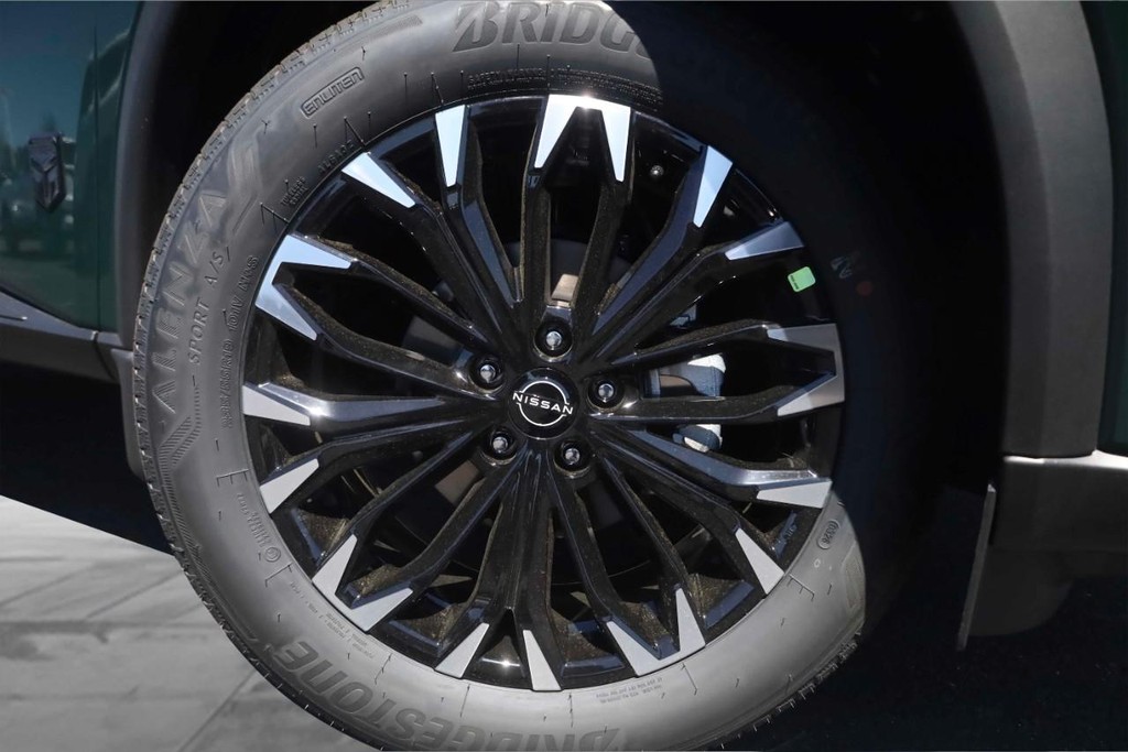Nissan Rogue Vehicle Full-screen Gallery Image 3