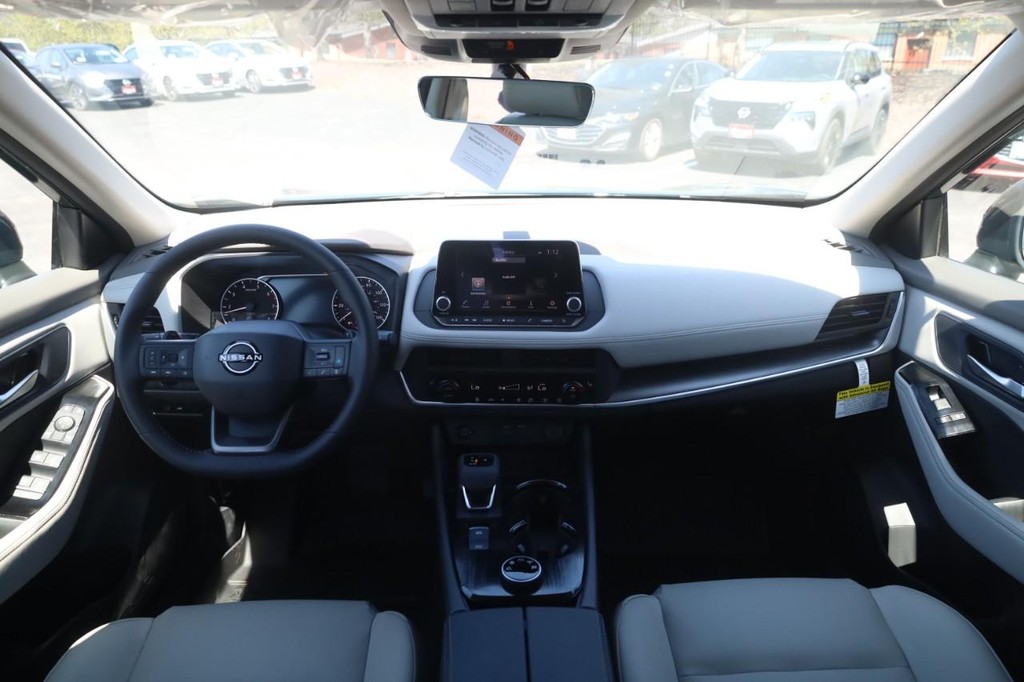 Nissan Rogue Vehicle Full-screen Gallery Image 7