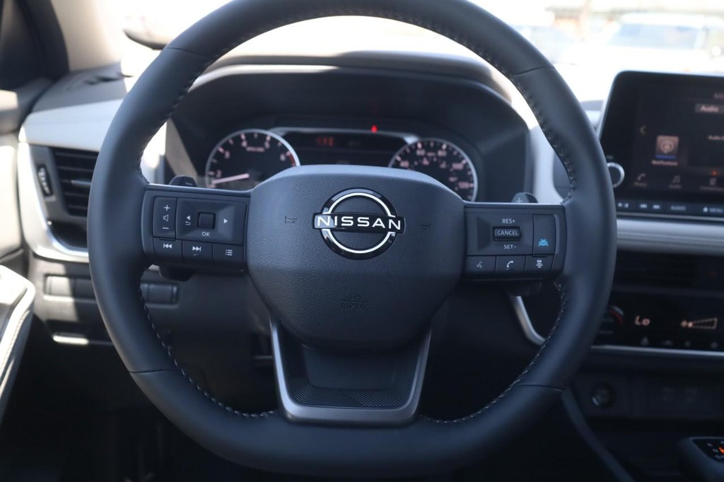 Nissan Rogue Vehicle Full-screen Gallery Image 8