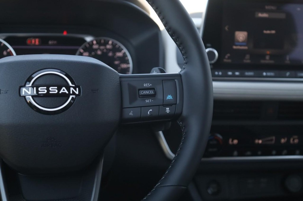 Nissan Rogue Vehicle Full-screen Gallery Image 9