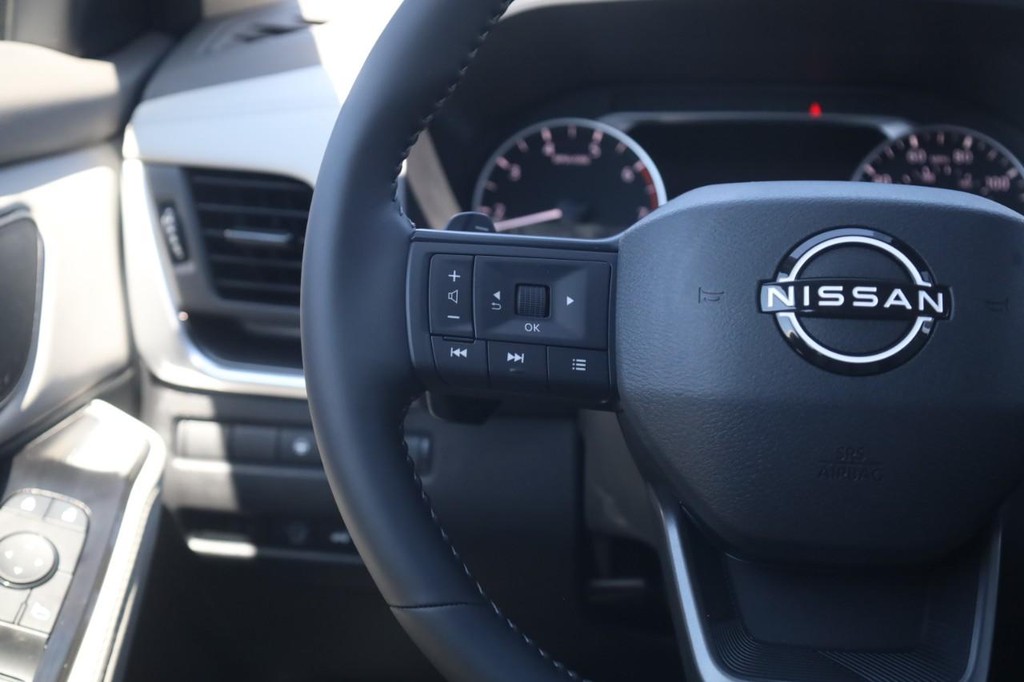 Nissan Rogue Vehicle Full-screen Gallery Image 10