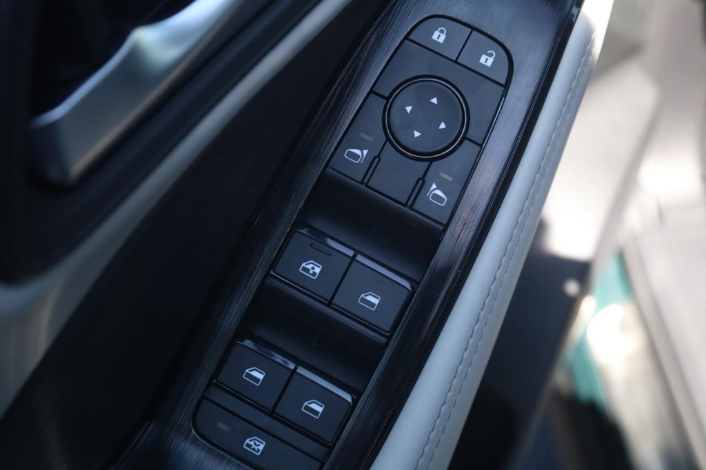 Nissan Rogue Vehicle Full-screen Gallery Image 11