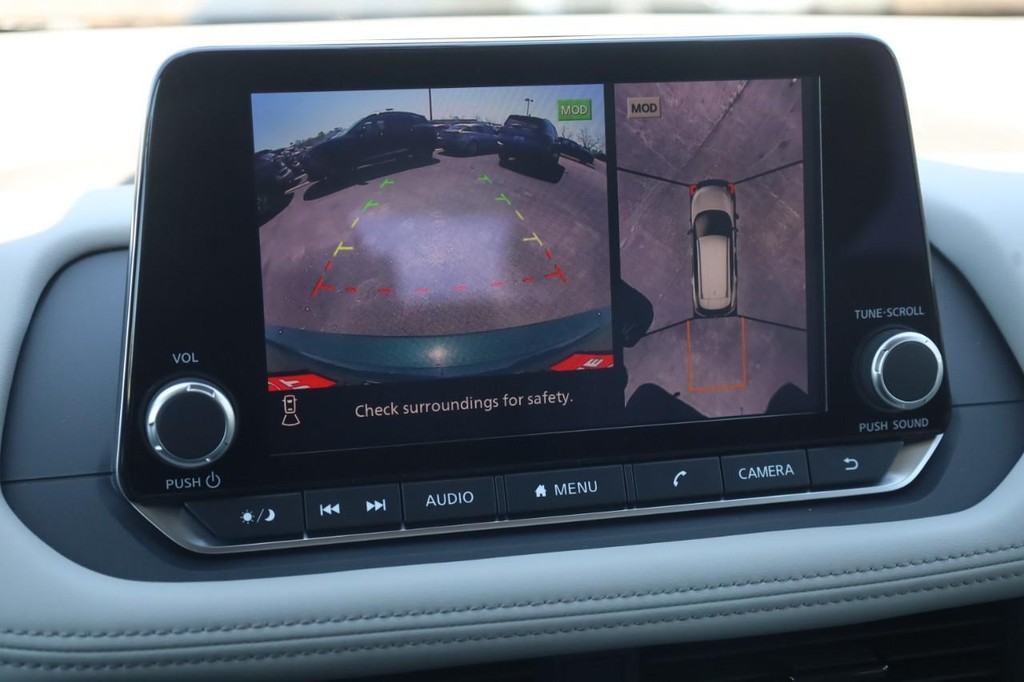 Nissan Rogue Vehicle Full-screen Gallery Image 15
