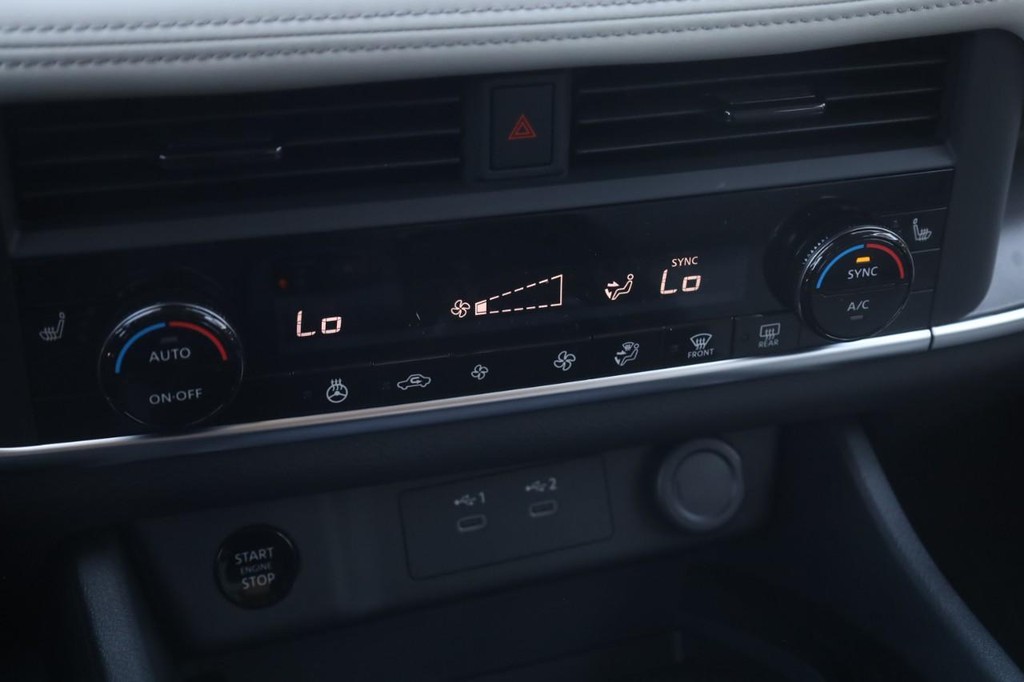 Nissan Rogue Vehicle Full-screen Gallery Image 16