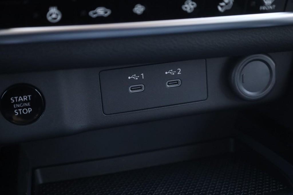 Nissan Rogue Vehicle Full-screen Gallery Image 17