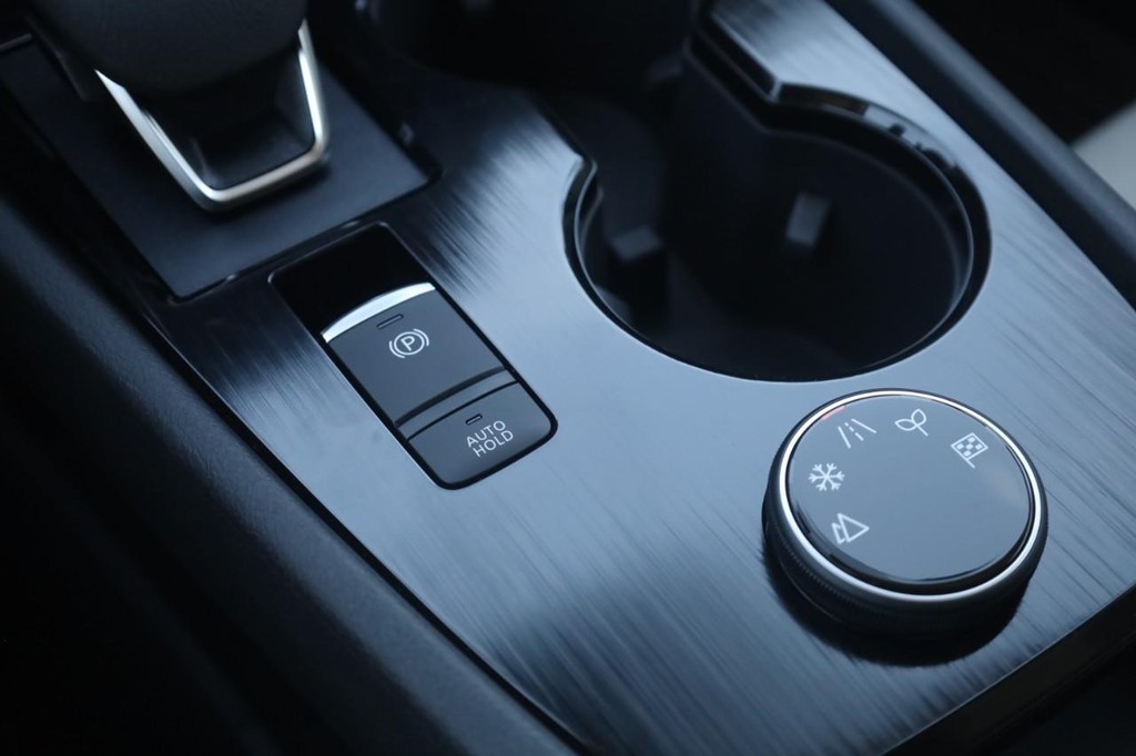 Nissan Rogue Vehicle Full-screen Gallery Image 18